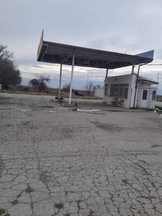 Давам под наем база с асфалтова площадка