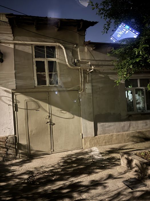 Ховли сотилади тоштурмада