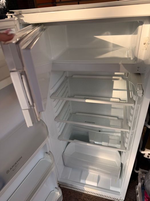ARISTON холодильник