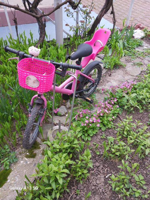 Bicicleta roz pentru copii cu roti pe16