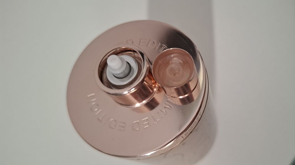 Carolina Herrera 212 VIP Rosé Smiley Edition.