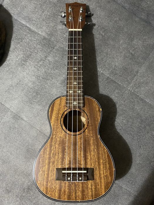 Продам укулеле .