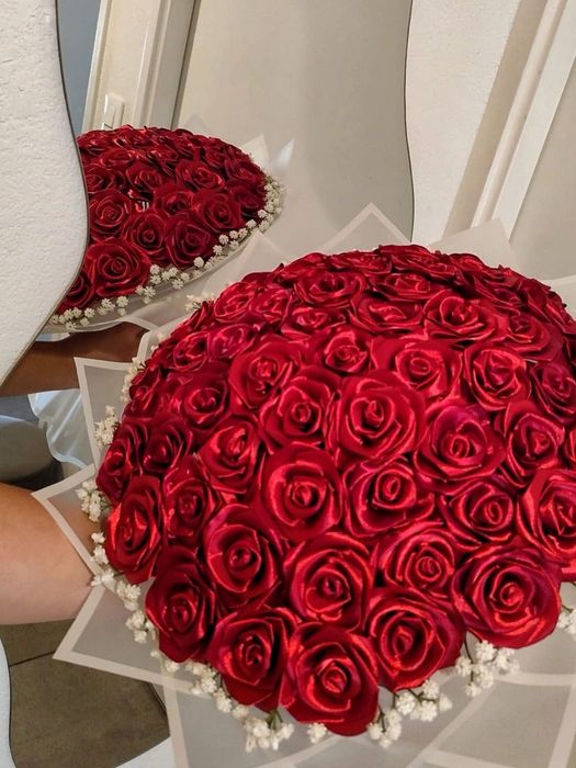 Buchete de trandafiri din satin