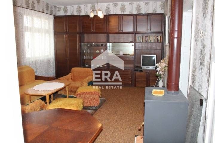 Къща със селскостопански постройки и масивен гараж в село Подвис