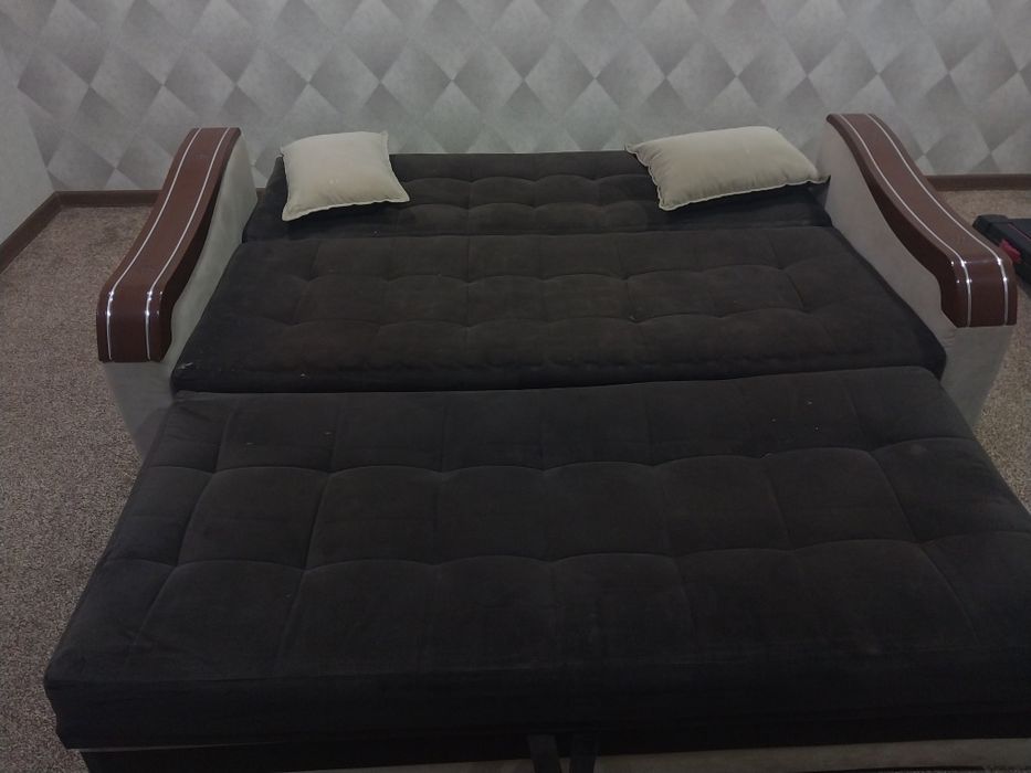 Диван и стол хороший