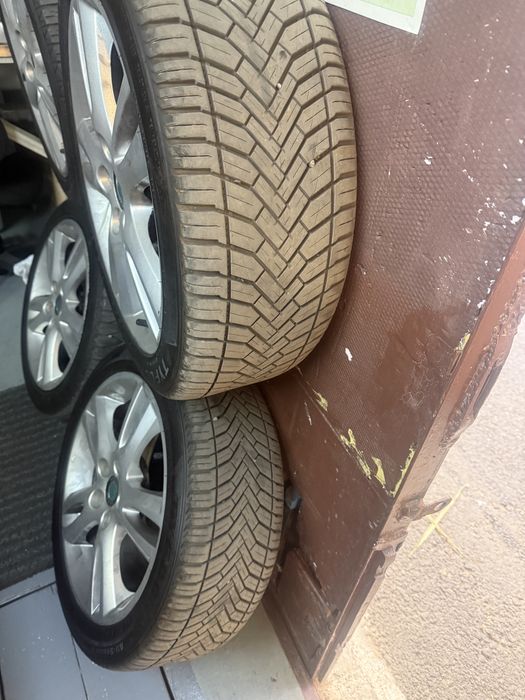 Vînd 4 jante cu cauciucuri