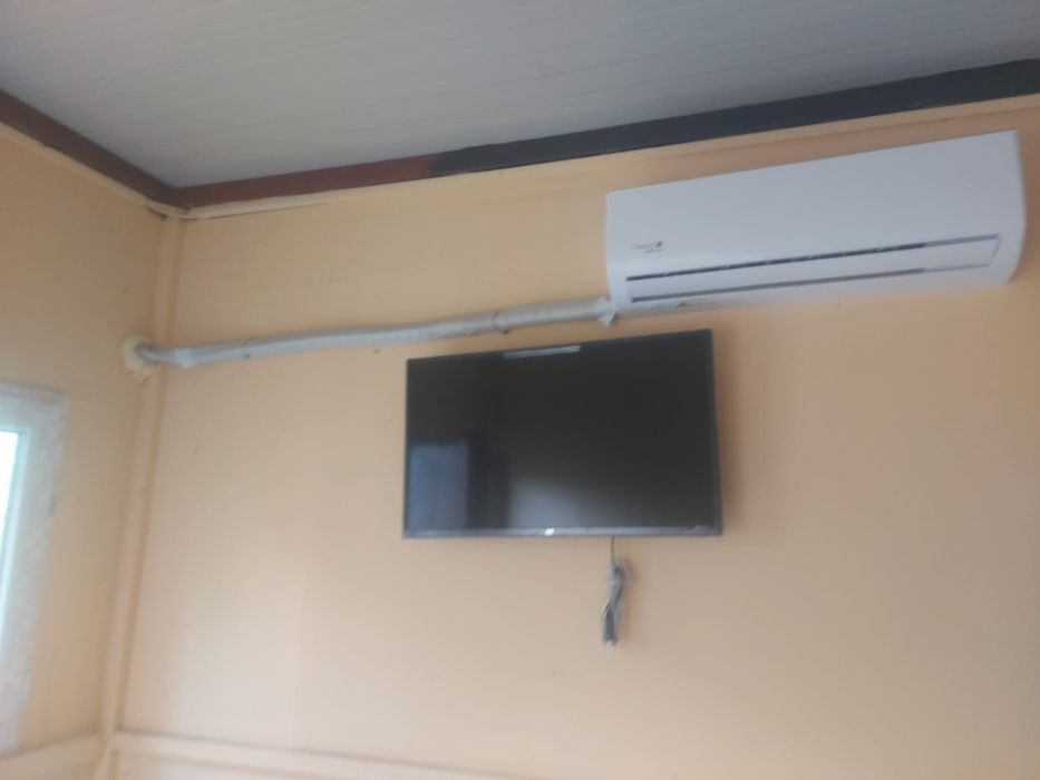 Pachet complet – container locuibil + căsuță lemn 24 mp + 5 panouri solare + generator + piscină