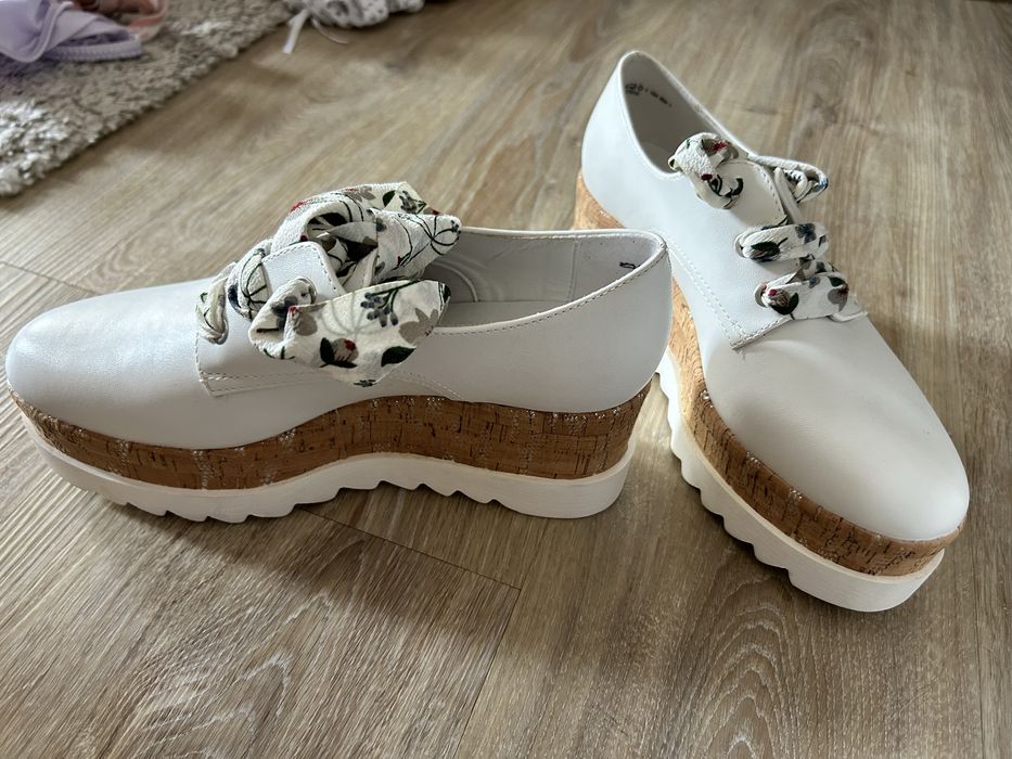 URGENT!!! Super oferta! Pantofi albi noi cu platforma.