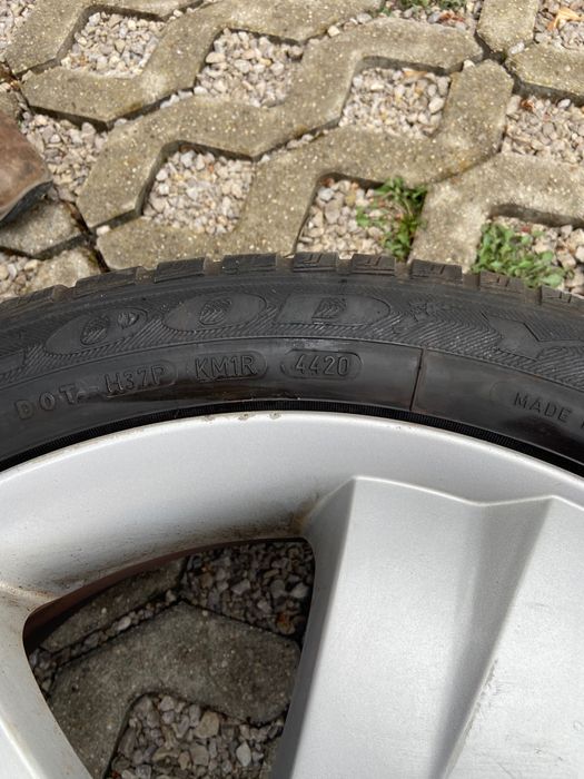 Продавам гуми с джанти 205/50/17 КИА