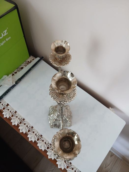 Sfeșnic din metal argintat.