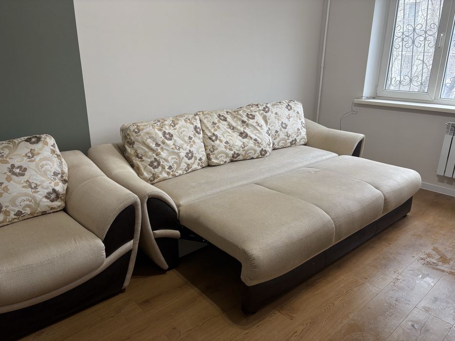 Диван раскладной, бежевый. С подушками.