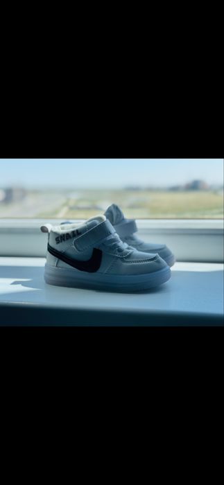 Продам детские кроссовки