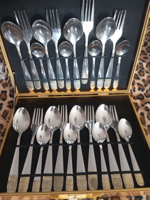 Продам чемоданчик со столовыми приборами