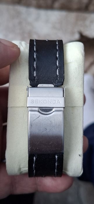 SECONDA ceas de mînă bărbătesc cu baterie și curea din piele.
