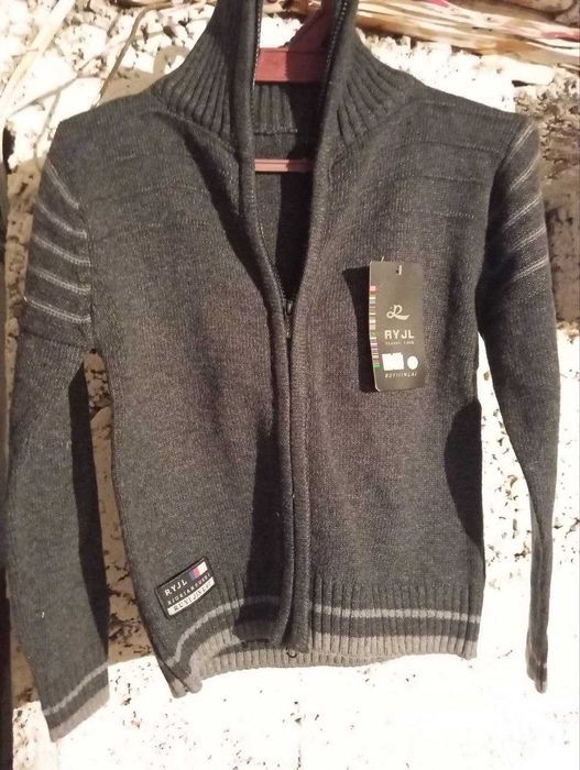 Отдам  даром  мужские  пальто,  чакман, куртки, рубашки, обувь