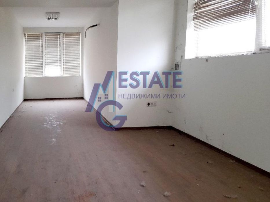 Промишлена сграда хале с административна част в Южна Промишлена