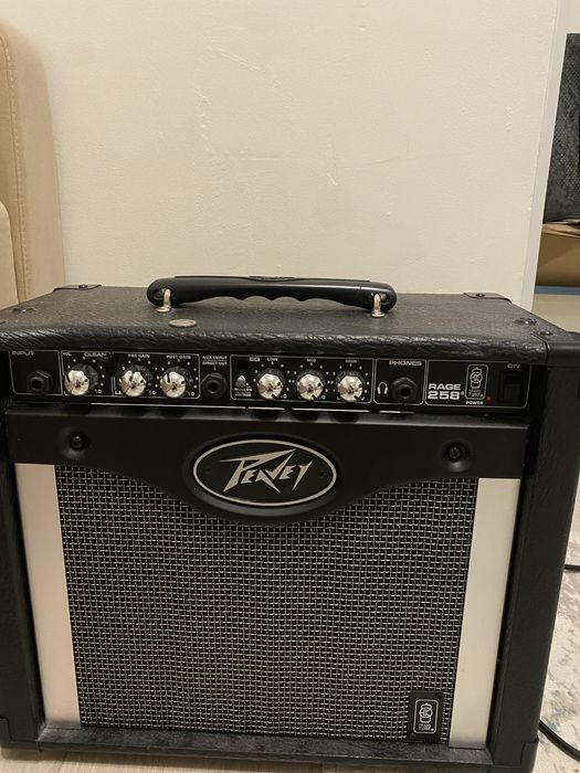Гитарный комбик Peavey Rage 258