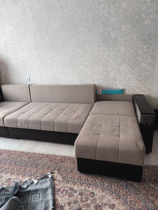 Срочно продам диван в зал
