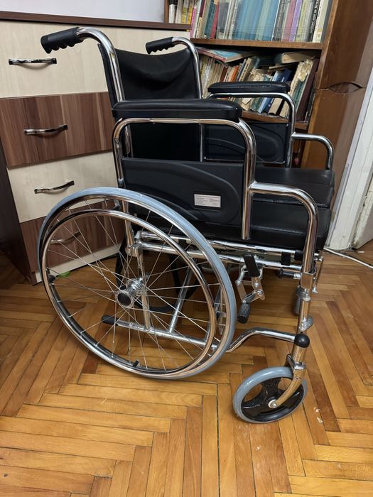 Scaun cu rotile si vas de toaleta