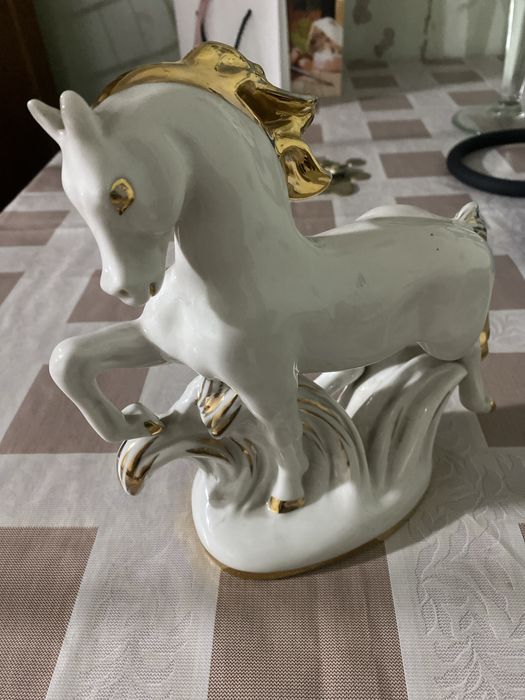 Продам фарфоровую статуэтку