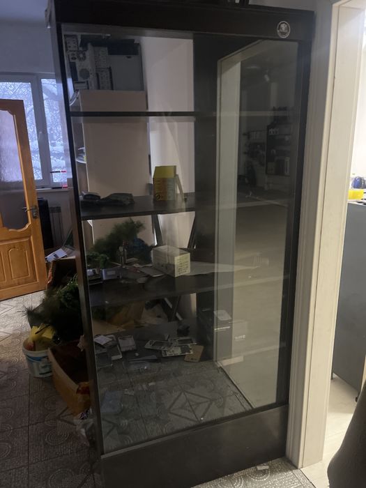 Продам стеллаж со стеклянными полками