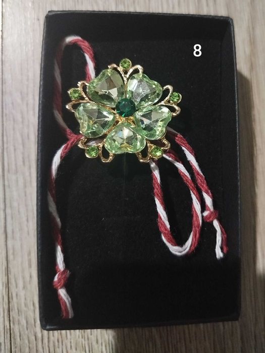 Мартеница с брошка