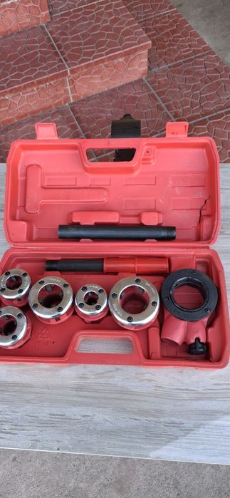 Тиски. Резьбонарезной инструмент.