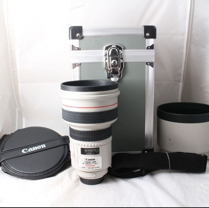 Canon 200mm f 1.8  bokeh monster