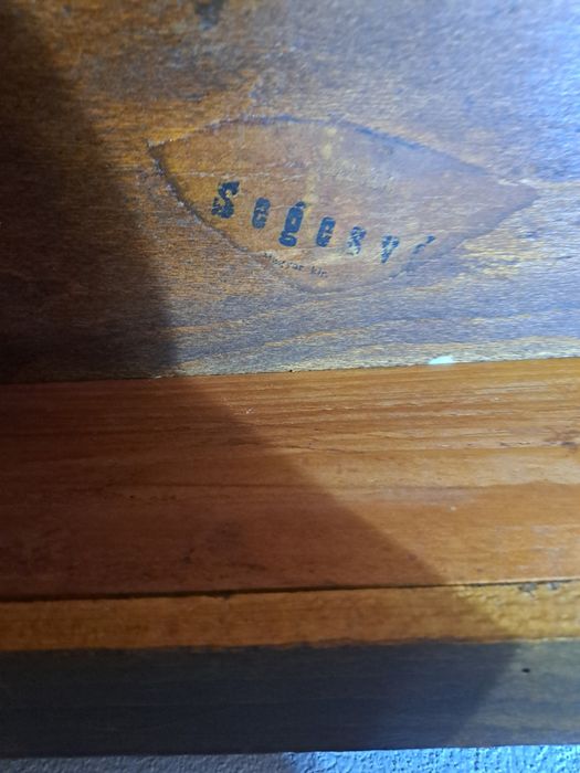 Vand măsuță mobilier vechi.