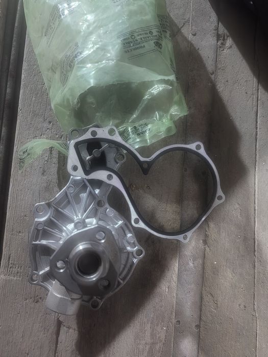 Запчасти на автомобили ГАЗ помпа