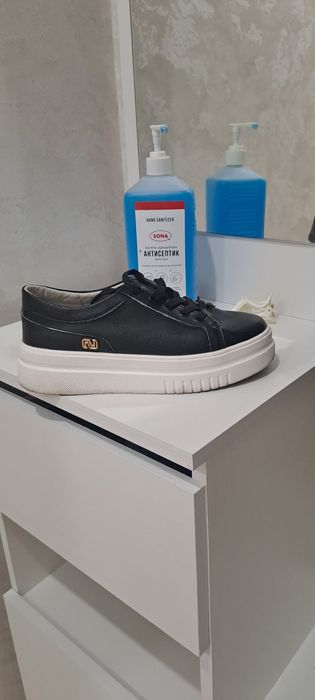 Продам   обувь  крассовки  срочно