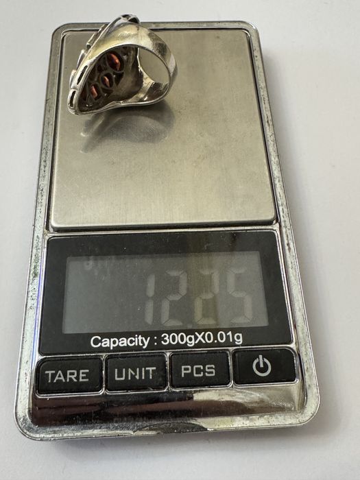 Inel vechi, argint 925, cu granate naturale.