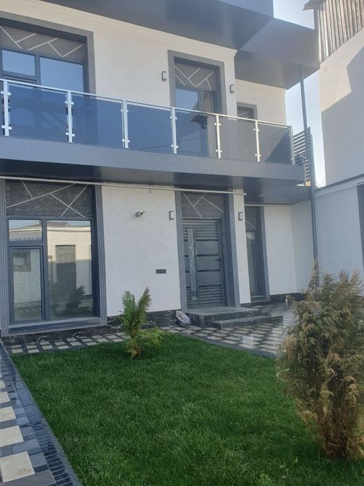 Своя Продаются новый хай-тек дом Мирабадский района.