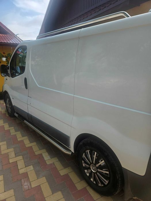 Opel vivaro2002 masina inpecabila ,motor 1.9  cel cu consum mic ,masina de plecat cu ia fara probleme  si eu ca persoana sunt pretențios