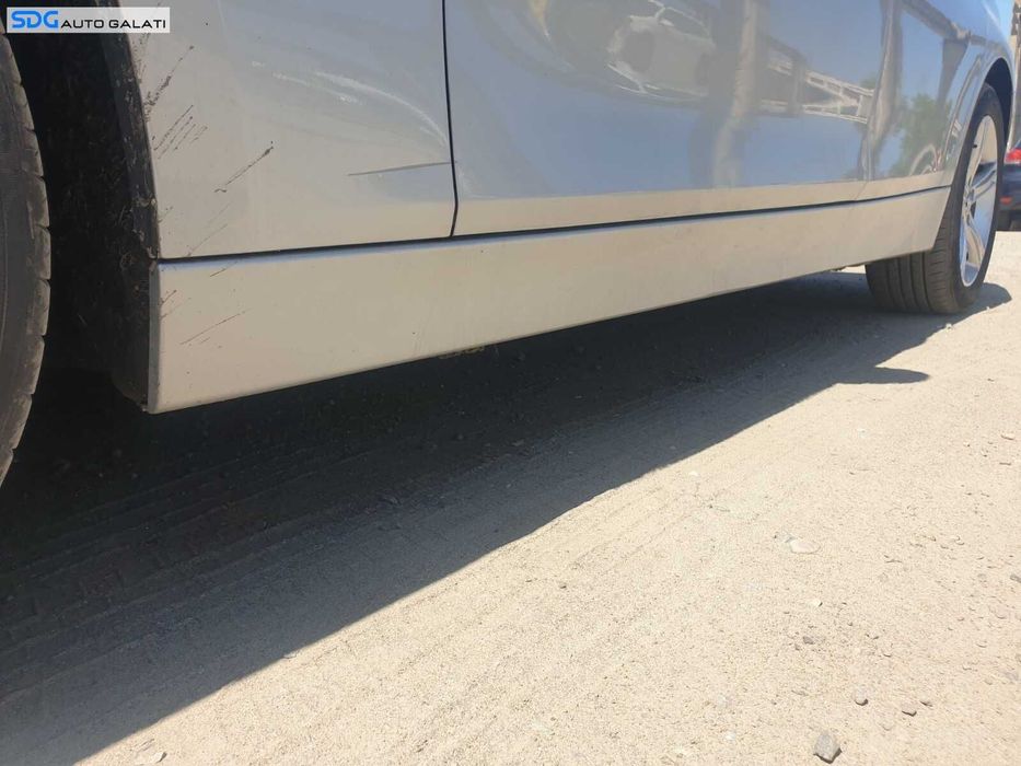 Prag Plastic Stanga BMW Seria 3 F30 2011 - 2015 Culoare Glacier-Silber Metallic A83