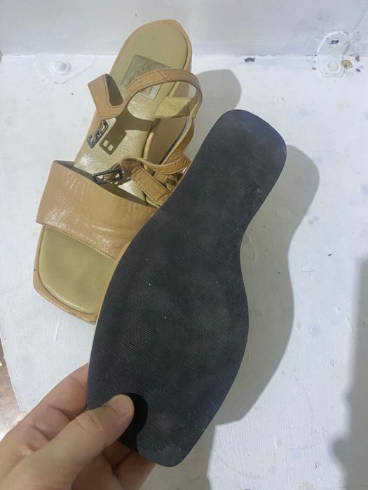 Босоножки 35-36р 3000т кожа