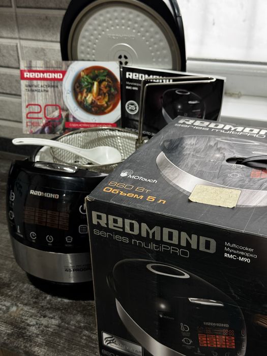 Мультиварка бренда REDMOND
