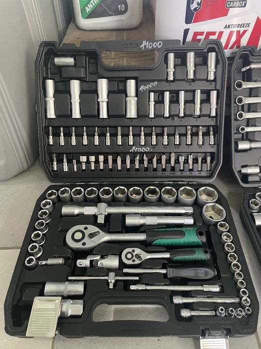 Наборы ключей и головок.