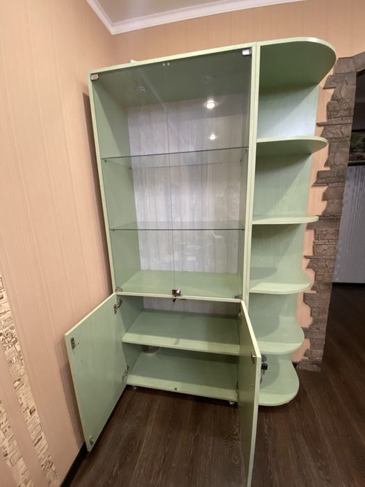 Продам шкаф для посуды сервант