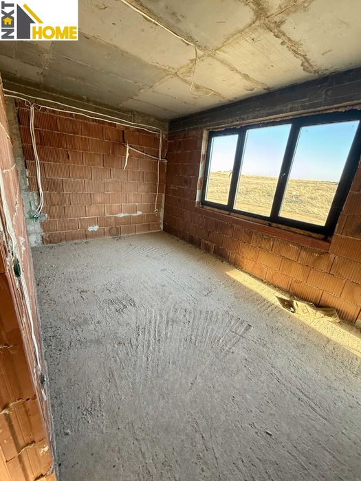 Самостоятелна триетажна къща с гаражи и дворно място