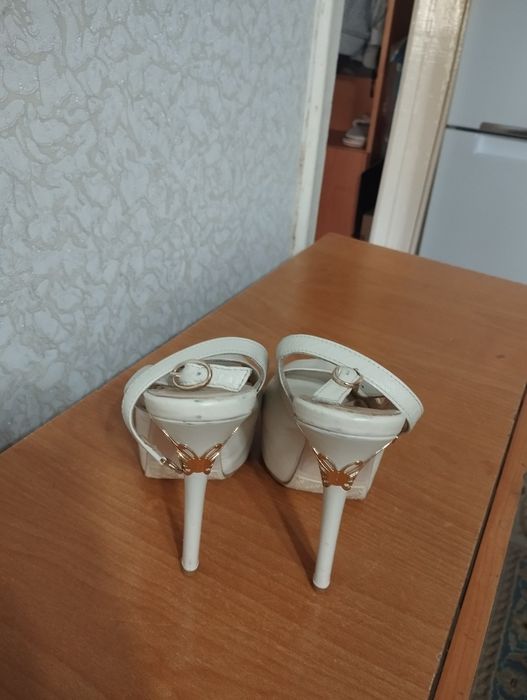 Продаю женские босоножки