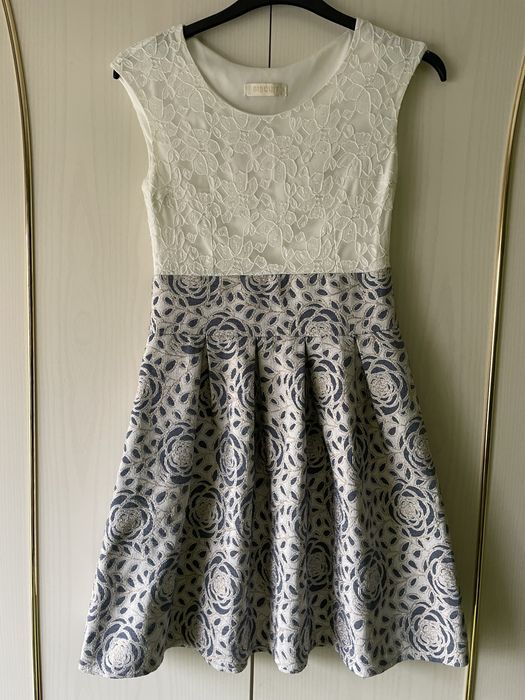 Rochita de seara eleganta - cu detalii aurii