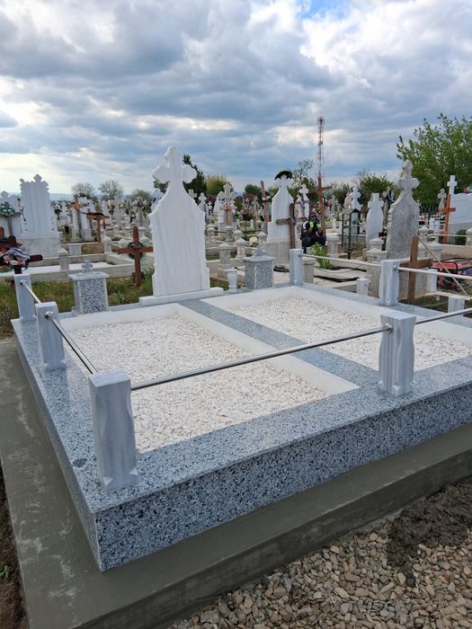 Monumente funerare...