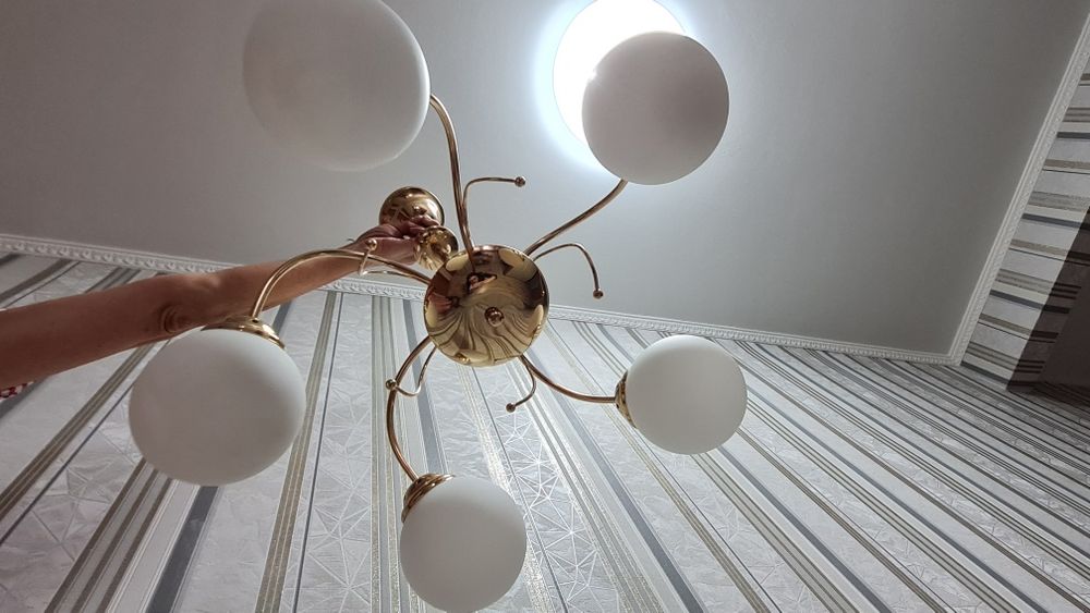 Продам красивую белую люстру