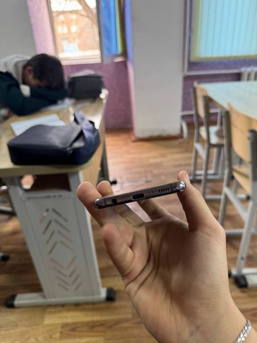 Самсунг с10 на экране только маленкое петно и задняя крышка чуть побит