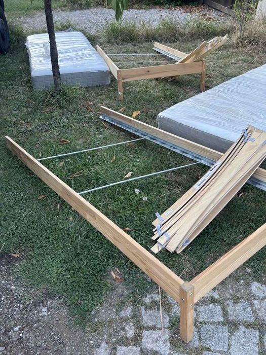 Две единични легла икеа с матрак и подматрачна рамка