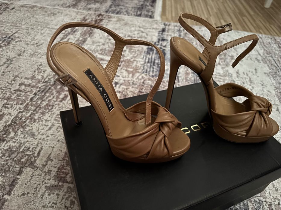 Sandale cu toc înalt