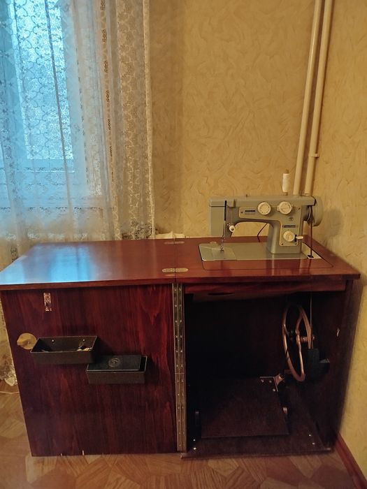 Куртка и швейная машинка