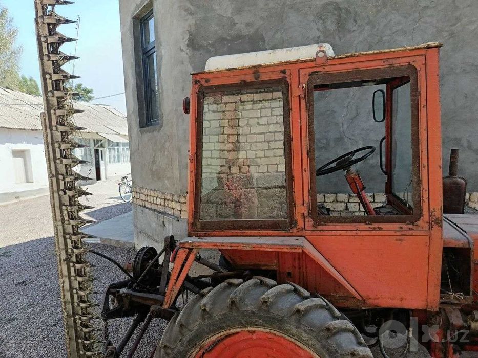 Traktor pat pat sotiladi.