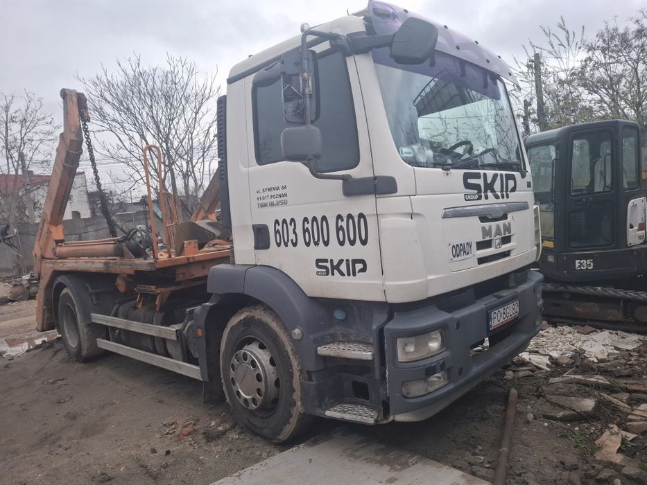 Man 18,250 abrollkipper cu lanțuri pentru containiera container moluz moloz skip  18 tone recent adus
